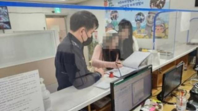 제주자치경찰단 공항사무소에 민원을 접수한 중국인 관광객. 제주자치경찰단 제공