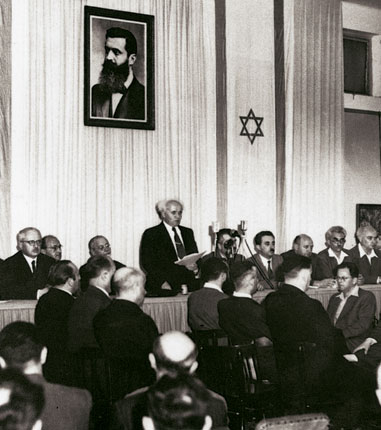 1948년 다비드 벤구리온 이스라엘 초대 총리가 텔 아비브에서 이스라엘의 독립을 선언하고 있다.
