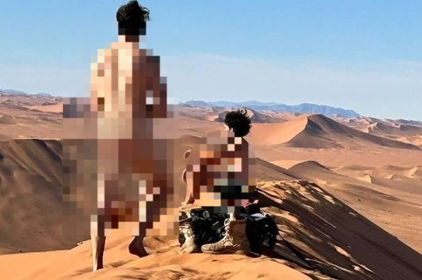 남아프리카 국가 나미비아에 있는 대표적인 유명 사막 관광지에서 나체로 활보한 관광객이 법적 처벌 위기에 놓였다. [사진출처 = SNS]