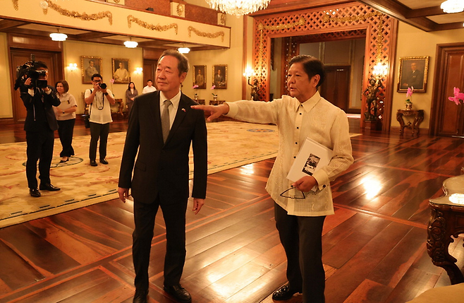 Philippine President Ferdinand Marcos Jr. (left) shakes hands with Maekyung Media Group Chairman Chang Dae-whan at the Malacañang Presidential Palace in Manila on Wednesday (local time). [Photo by Han Joo-hyung]