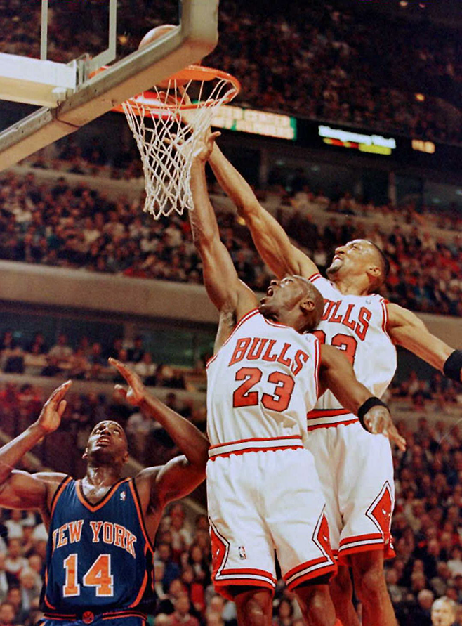 마이클 조던(23번)이 1995-96 동부 콘퍼런스 준결승(NBA 8강) 2차전 홈경기 뉴욕 닉스를 상대로 득점에 실패하자 스코티 피펜이 팁-인을 시도하고 있다. 사진=AFP=연합뉴스 제공