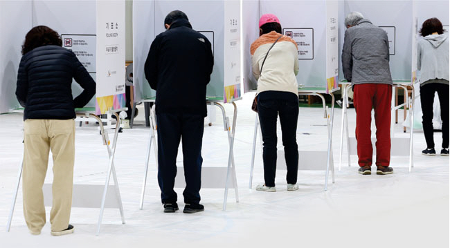 제22대 국회의원 선거일이었던 지난 4월 10일 서울 동작구 상현중에 설치된 투표소에서 유권자들이 투표지에 기표하고 있다. 연합뉴스