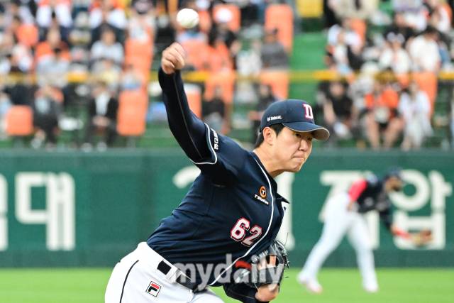 2024년 4월 26일 대전 한화생명이글스파크에서 진행된 '2024 신한 SOL 뱅크 KBO 리그' 두산-한화의 경기. 두산 선발 김유성이 역투를 펼치고 있다./마이데일리 