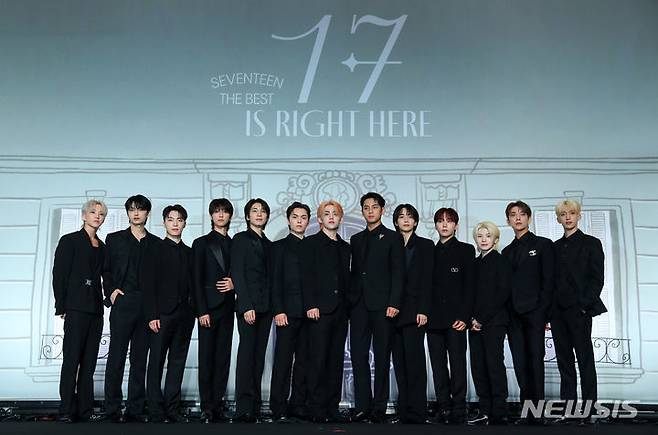 [서울=뉴시스] 김혜진 기자 = 그룹 세븐틴이 29일 오후 서울 영등포구 여의도 콘래드 호텔에서 열린 세븐틴 베스트 앨범 '17 IS RIGHT HERE' 발매 기념 글로벌 기자간담회에서 포즈를 취하고 있다. 2024.04.29. jini@newsis.com
