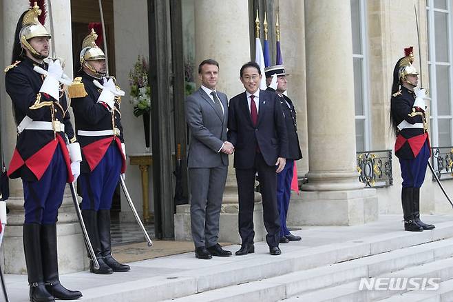 [파리=AP/뉴시스]에마뉘엘 마크롱 프랑스 대통령(사진 가운데 왼쪽)이 2일(현지시각)  파리 엘리제궁에서 오찬회동에 앞서 기시다 후미오 일본 총리와 악수하고 있다. 2024.05.03.