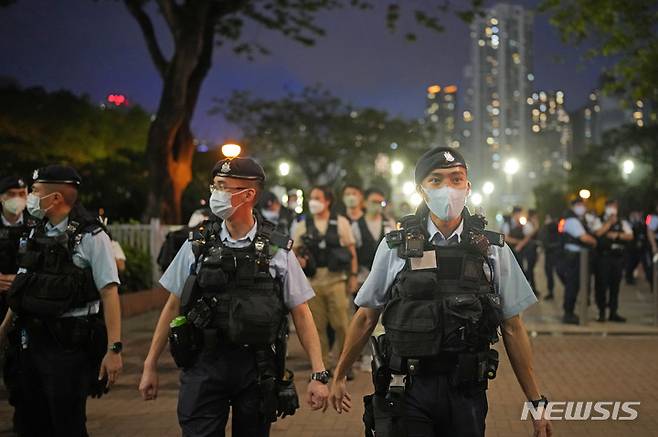 [홍콩=AP/뉴시스]중국이 제정한 홍콩국가보안법으로 홍콩의 언론자유가 크게 위축된 가운데 미국 언론 월스트리트저널(WSJ)가 아시아 본부(사무실)를 홍콩에서 싱가포르로 이전했다. 사진은 2022년 6월4일 홍콩 빅토리아 파크 입구에서 경계를 강화하는 홍콩 경찰의 모습. 2024.05.30