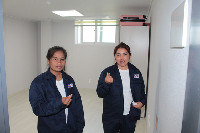 4월29일 캄보디아에서 전북 고창군에 공공형계절근로자로 입국한 벤 스레이키아씨(왼쪽)와 엘 소케아씨가 ‘고창형 농업근로자 기숙사’ 대한 만족감을 표현하고 있다.