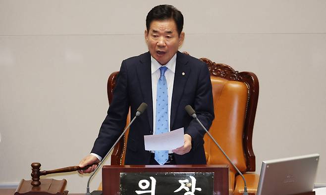 김진표 국회의장이 2일 국회에서 열린 본회의에서 의사봉을 두드리고 있다. 연합뉴스