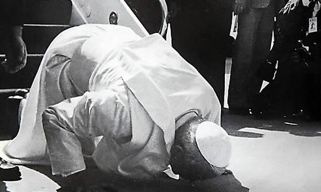 1984년 5월3일 사상 처음으로 한국을 찾은 교황 요한 바오로 2세가 김포공항에 착륙한 특별기에서 내리자마자 한국 땅에 입맞춤을 하는 모습. 연합뉴스