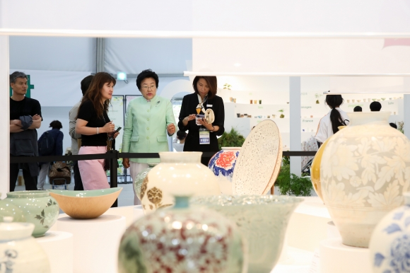 김경희(앞줄 왼쪽 2번째) 이천시장이 도자기축제장 대형돔에 전시된 명장들의 작품을 둘러보는 모습. 이천시 제공
