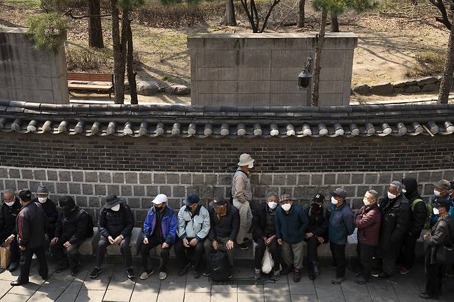 2020년 3월25일 서울 종로구 탑골공원 무료급식소 앞에서 노인들이 주먹밥 배식을 기다리고 있다.ⓒ시사IN 이명익