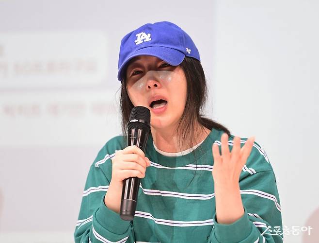 하이브와 산하 레이블인 어도어 민희진 대표가 내홍을 겪고 있는 가운데, 민 대표가 뉴진스 등 소속 아티스트에 대한 전속 계약권 및
 외부 용역사 지정 등 대표이사 단독 권한 요구한 것으로 알려져 업계 안팎의 이목을 집중시키고 있다. 스포츠동아DB