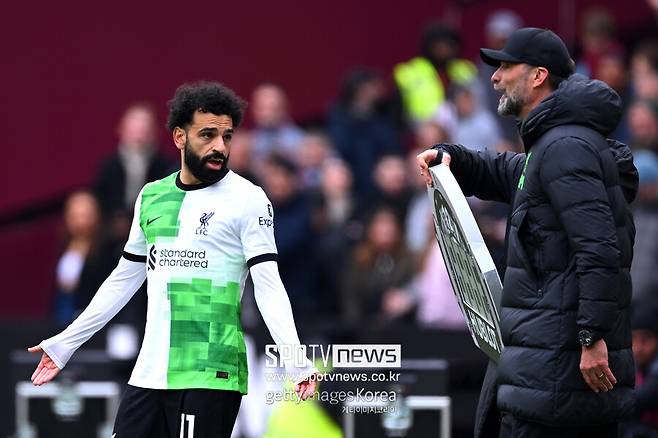 ▲ 모하메드 살라가 영국 런던 스타디움에서 웨스트햄과 2023-24시즌 프리미어리그 35라운드에서 후반전 교체로 투입되던 중 터치라인에서 위르겐 클롭 감독과 충돌했다. 서로 언성을 높이며 다퉜는데 경기 후 현지 취재진이 살라에게 어떤 일이 있었냐고 묻자 내가 입을 열면 난리가 날 것이라고 말했다. 클롭 감독에게도 관련 질문이 있었다. 클롭 감독에게 살라와 언쟁을 묻자 공개할 수 없다. 라커룸에서 문제는 라커룸에서 끝냈다. 살라와 문제에 대해 이야기했고 그걸로 마무리됐다라며 선을 그었다. 이 행동으로 말미암아 살라의 인성 폭로가 이어지고 있다.