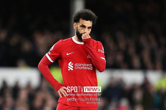 ▲ 모하메드 살라가 영국 런던 스타디움에서 웨스트햄과 2023-24시즌 프리미어리그 35라운드에서 후반전 교체로 투입되던 중 터치라인에서 위르겐 클롭 감독과 충돌했다. 서로 언성을 높이며 다퉜는데 경기 후 현지 취재진이 살라에게 어떤 일이 있었냐고 묻자 내가 입을 열면 난리가 날 것이라고 말했다. 클롭 감독에게도 관련 질문이 있었다. 클롭 감독에게 살라와 언쟁을 묻자 공개할 수 없다. 라커룸에서 문제는 라커룸에서 끝냈다. 살라와 문제에 대해 이야기했고 그걸로 마무리됐다라며 선을 그었다. 이 행동으로 말미암아 살라의 인성 폭로가 이어지고 있다.