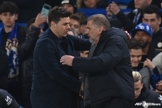 마우리시오 포체티노(왼쪽) 첼시 감독과 인사하는 포스테코글루 감독. /AFPBBNews=뉴스1