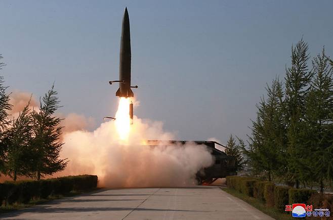 북한 조선중앙통신이 2019년 5월 10일 공개한 ‘북한판 이스칸데르’ 미사일의 발사 장면 / 연합뉴스