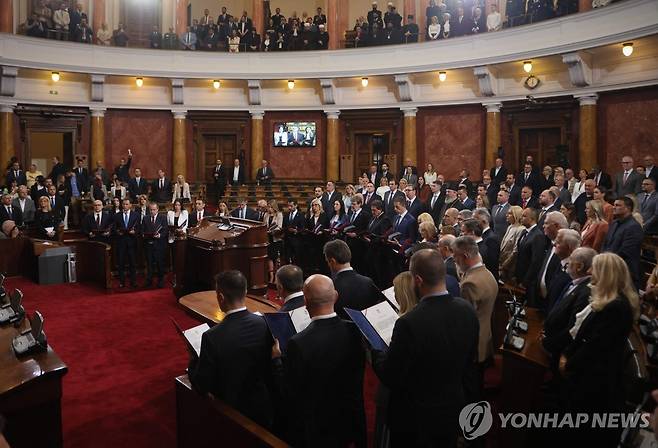 세르비아 새 정부 출범 (베오그라드 AFP=연합뉴스) 2일(현지시간) 세르비아 베오그라드에 있는 의회에서 밀로스 부세비치 신임 총리와 각료들이 선서문을 낭독하고 있다. 2024.05.02 photo@yna.co.kr