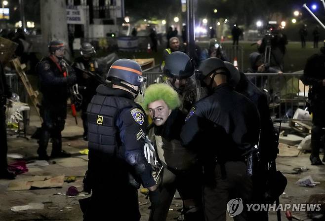 2일(현지시간) 미 UCLA에서 경찰이 친팔레스타인 시위대를 해산시키고 시위자들을 체포하고 있다. [EPA=연합뉴스. 재판매 및 DB 금지]