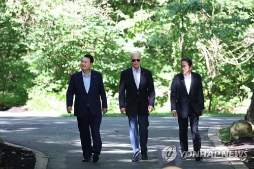작년 8월 캠프데이비드 한미일 정상회의 때의 바이든 대통령(가운데) [연합뉴스 자료사진]