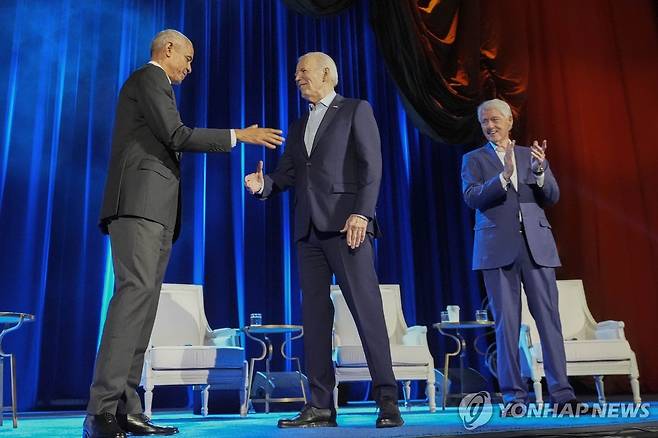 바이든 美 대통령과 오바마·클린턴 전 대통령 조 바이든 미국 대통령(중앙)이 2024년 3월 28일(현지시간) 뉴욕시에서 열린 선거자금 모금 행사에서 버락 오바마 전 대통령(왼쪽)과 빌 클린턴 전 대통령(오른쪽)과 함께 무대에 서 있다. [AP 연합뉴스 자료사진. 재판매 및 DB 금지]