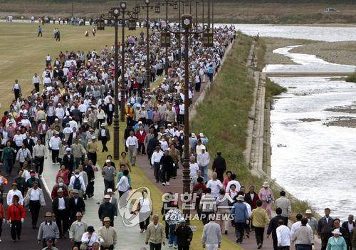 노인건강걷기대회에 참가한 어르신들 [연합뉴스 자료사진. 재판매 및 DB 금지]