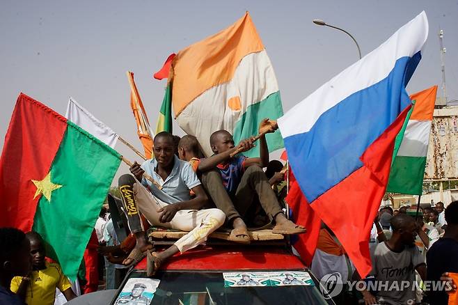 지난 4월 13일(현지시간) 니제르 수도 니아메에서 열린 미군 철수 요구 시위대가 니제르와 러시아 국기를 들고 있다.  [EPA 연합뉴스 자료사진. 재배포 및 DB 금지]