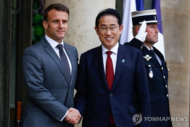 佛 마크롱과 악수하는 日 기시다 (파리 EPA=연합뉴스) 프랑스를 방문한 기시다 후미오 일본 총리(오른쪽)가 2일(현지시간) 파리 엘리제궁에서 에마뉘엘 마크롱 대통령과 만나 악수하고 있다. 기시다 총리는 프랑스에 이어 브라질과 파라과이를 잇따라 방문할 예정이다. 2024.05.03 passion@yna.co.kr