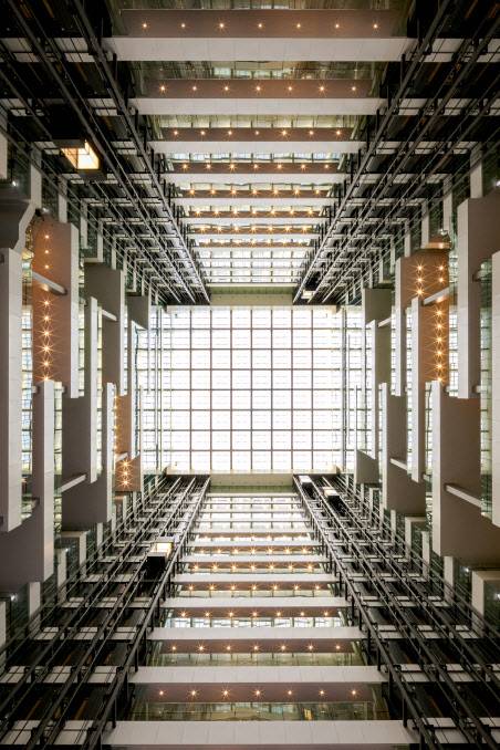 경기도 판교 HD현대 글로벌 R&D센터에 들어서면 4층부터 20층까지 뚫려있는 거대한 중정을 경험할 수 있다.(사진=HD현대)