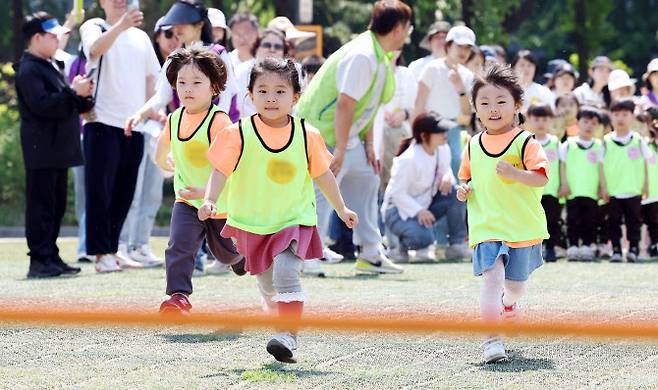 2일 서울 양천구 양천근린공원에서 열린 신정공동체 ‘한마음 가족 운동회’에 참가한 어린이들이 힘차게 달리고 있다.(사진=연합뉴스)