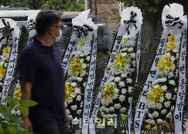 3일 오전 서울 용산구 하이브 사옥 앞에 방탄소년단(BTS) 지지모임이 보낸  근조화환이 세워져 있다. 이들은 하이브에 소속 아티스트 BTS 명예훼손 법적절차 진행을 촉구했다.(사진=뉴스1)