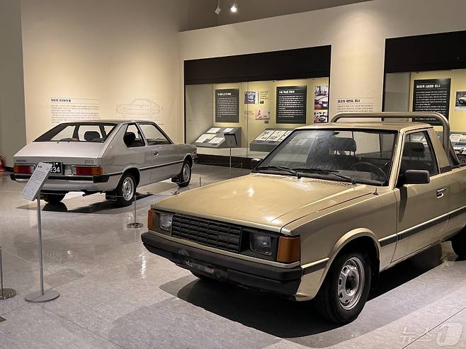 울산박물관 '첫 번째 국민차 포니'에 전시돼 있는 포니 3도어(왼쪽)와 포니2 픽업(오른쪽)의 모습. 2024.5.3/뉴스1 ⓒ News1 김세은 기자