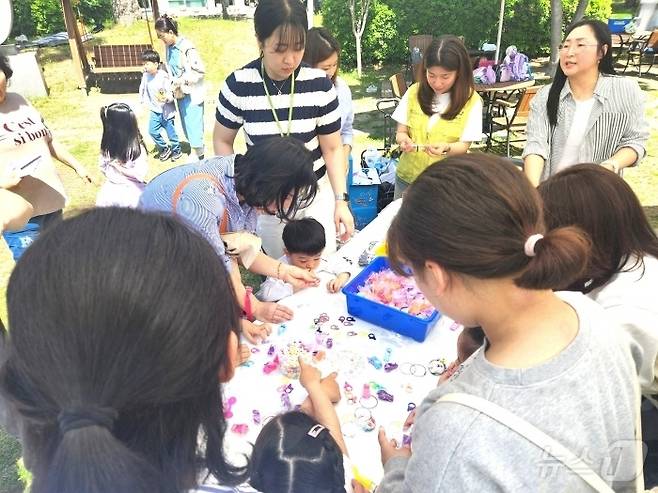 4일 노송광장에서 열린 '어린이날 놀이주간' 행사에 참여한 어린이들이 체험활동을 하고 있다./뉴스1 임충식 기자