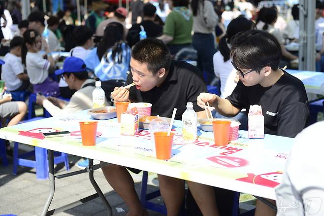 4일 대구 시민들이 북구 DGB대구은행파크 일원에서 열리는 떡볶이 축제 현장에서 즐거운 시간을 보내고 있다.2024.5.4/뉴스1 ⓒ News1 이성덕 기자