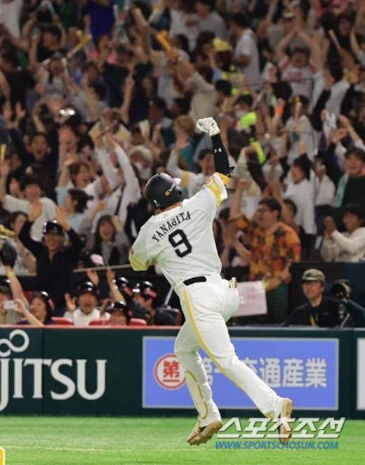 지난 4월 29일 세이부전 9회말 끝내기 3점 홈런을 터트린 소프트뱅크 야나기타. 세이부 좌완 루키 다케우치는 3일 야나기타를 3타석 연속 범타로 잡았다. 두 차례 헛스윙 삼진으로 돌려세웠다. 사진캡처=소프트뱅크 호크스 SNS