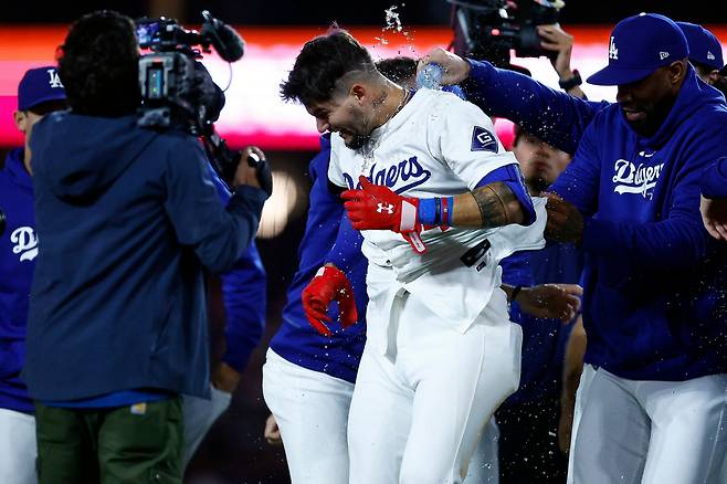 LA 다저스 앤디 페이지스가 연장 11회말 끝내기 안타를 날린 뒤 동료들의 축하 세리머니를 받고 있다. AFP연합뉴스