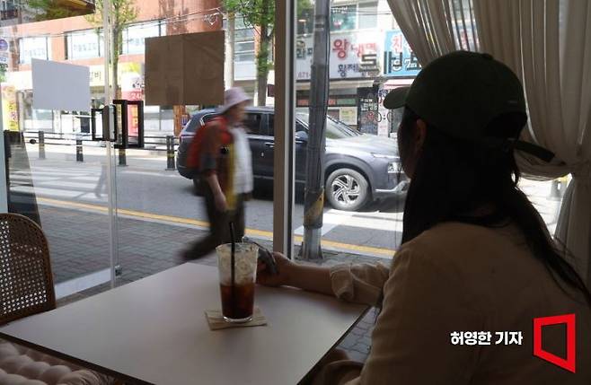 직장을 그만둔 뒤 고립된 생활을 하다 재취업해 세상 밖으로 나온 청년 한동희씨가 카페 창 밖을 내다보며 생각에 잠겨있다. 사진=허영한 기자 younghan@