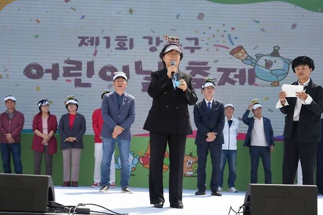 이순희 서울 강북구청장이 ‘제1회 강북구 어린이날 축제’ 개막식에서 인사말을 전하고 있다.(사진제공=강북구청)