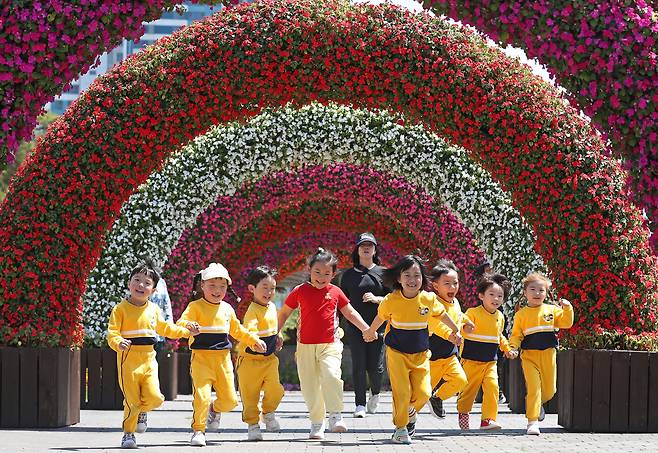 어린이날을 이틀 앞둔 3일 오후 제4회 부산 봄꽃 전시회가 열리고 있는 부산시민공원을 찾은 어린이들이 꽃터널을 지나며 환하게 웃고 있다. /뉴스1