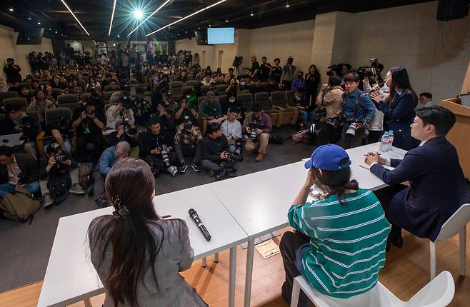 민희진 어도어 대표가 서울 서초구 한국컨퍼런스센터에서 입장 발표 기자회견을 갖고 있다. /김지호 기자