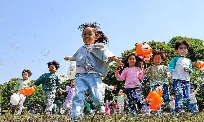 어린이날을 3일 앞둔 2일 오전 서울 송파구 한성백제박물관 앞에서 야외학습을 나온 어린이들이 비눗방울 놀이를 하며 즐거워하고 있다.ⓒ연합뉴스