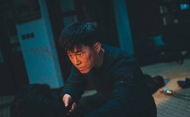 주저함도 흔들림도 없는 공호한 눈빛, 범죄현장을 전쟁터 아수라로 보이게 하는 배우 김무열의 아우라 ⓒ