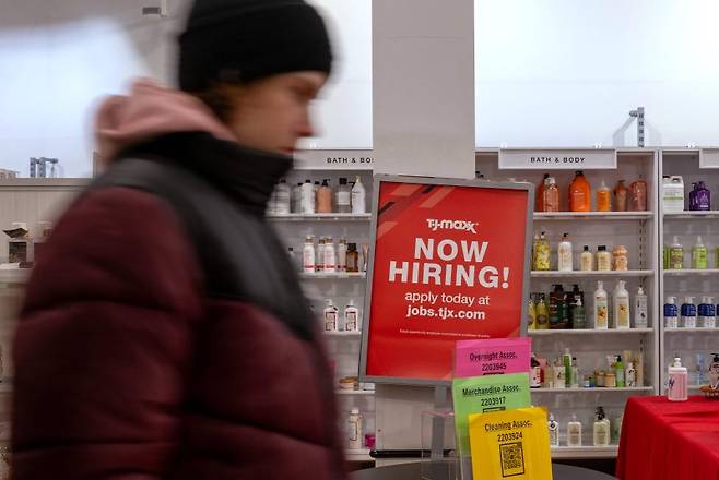 지난 1월 5일 미국 뉴욕시 맨해튼의 한 소매점에 직원을 고용한다는 간판이 걸려 있다.AFP연합뉴스