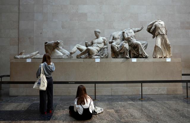 지난해 11월 영국 런던의 영국박물관에 전시된 파르테논 조각을 박물관 관람객들이 보고 있다. 런던=로이터 연합뉴스