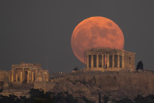 2022년 11월 그리스 아테네에 있는 아크로폴리스의 파르테논 신전 뒤로 보름달이 떠 있다. 아테네=AP 연합뉴스