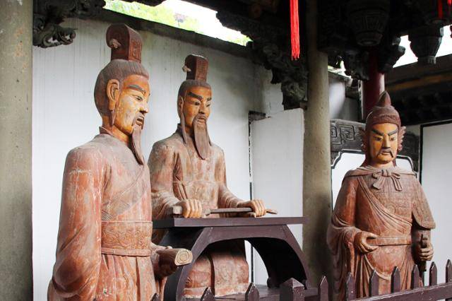 서시 사당 와신상담 전각의 월왕 구천과 가신 문종, 범려 조각상. ⓒ최종명