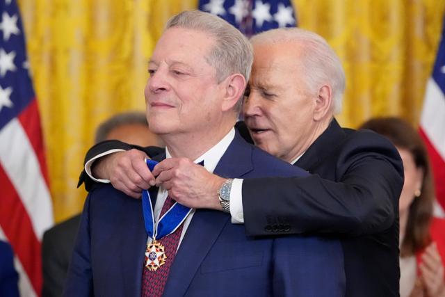 조 바이든(오른쪽) 미국 대통령이 3일 워싱턴 백악관에서 앨 고어 전 부통령에게 '대통령 자유의 메달'을 수여하고 있다. 워싱턴=AP 연합뉴스