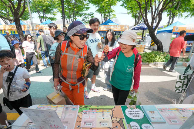 ▲ 4일 오후 2시쯤 ‘2024 청춘양구 곰취 축제’가 열리는 양구 서천레포츠 공원 일원에서 방문객들이 곰취 막걸리 ‘곰주망태’와 ‘백주대낮’을 시음하고 있다