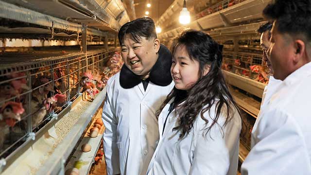북한 김정은 국무위원장이 딸 닭공장을 함께 닭공장을 찾은 모습 (1월 8일, 노동신문)