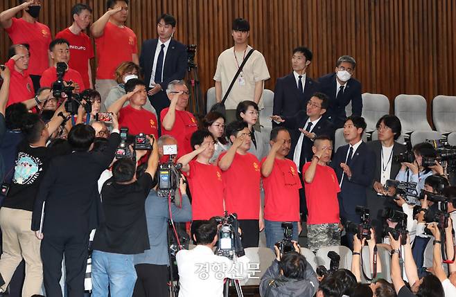 <예비역들 ‘거수경례’로 법안 통과 환영> 해병대 채 상병 사망사건 외압 논란의 진상 규명을 위한 이른바 ‘채 상병 특검법’이 2일 국회 본회의에서 통과되자 방청하던 해병대 예비역 연대 회원들이 거수경례로 법안 통과를 환영하고 있다. 특검법안은 국민의힘 의원들이 본회의장에서 퇴장한 가운데 야당 단독으로 처리됐다. 박민규 선임기자