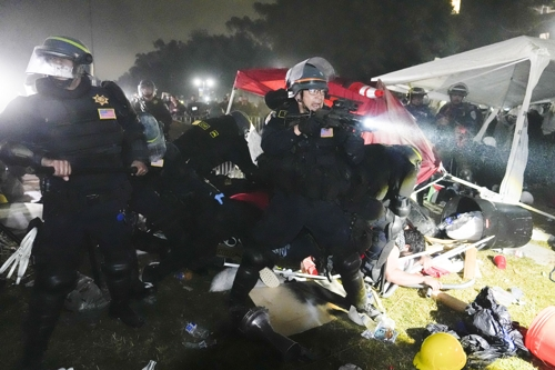 2일(현지시간) 미국 로스앤젤레스 캘리포니아대(UCLA) 캠퍼스에 친팔레스타인 시위대가 설치한 텐트 농성장에 경찰이 진입해 해산시키고 있다. AP연합뉴스